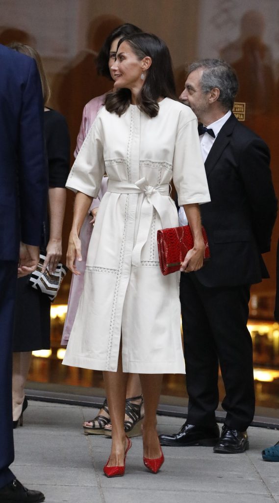 La Reina Letizia estrena su primer vestido otoñal (con 'dolorosos' tacones)