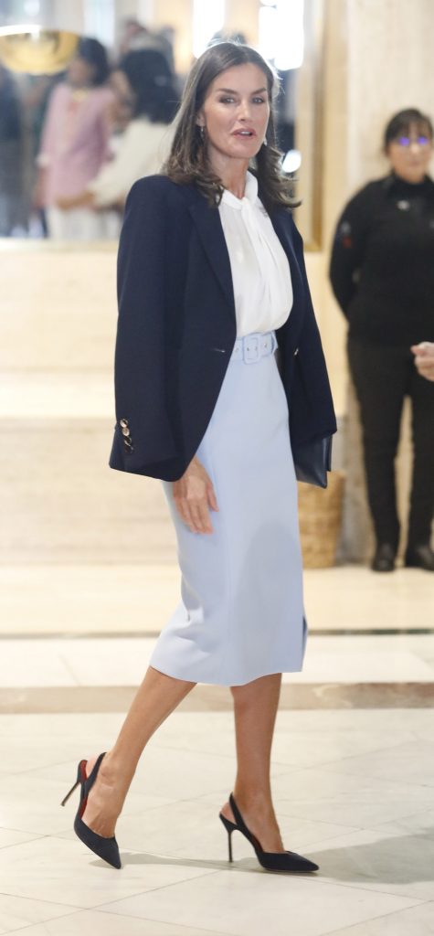 La Reina Letizia, una ejecutiva chic con la chaqueta sobre los hombros
