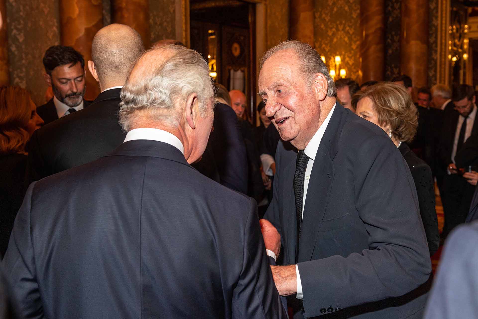 Las imágenes inéditas del encuentro entre Carlos III con los reyes Felipe y Letizia y don Juan Carlos