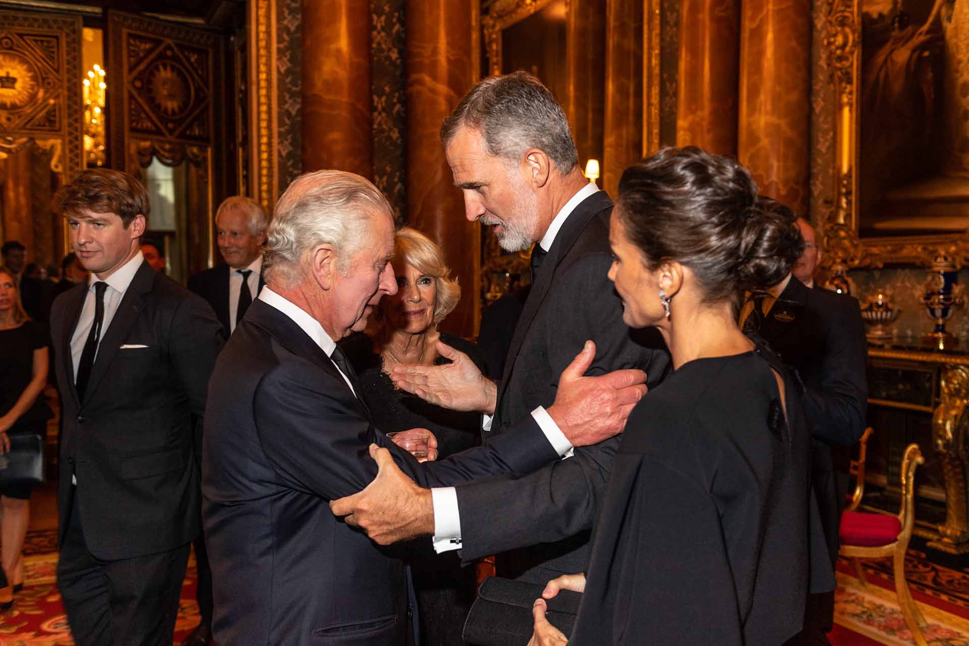 Las imágenes inéditas del encuentro entre Carlos III con los reyes Felipe y Letizia y don Juan Carlos