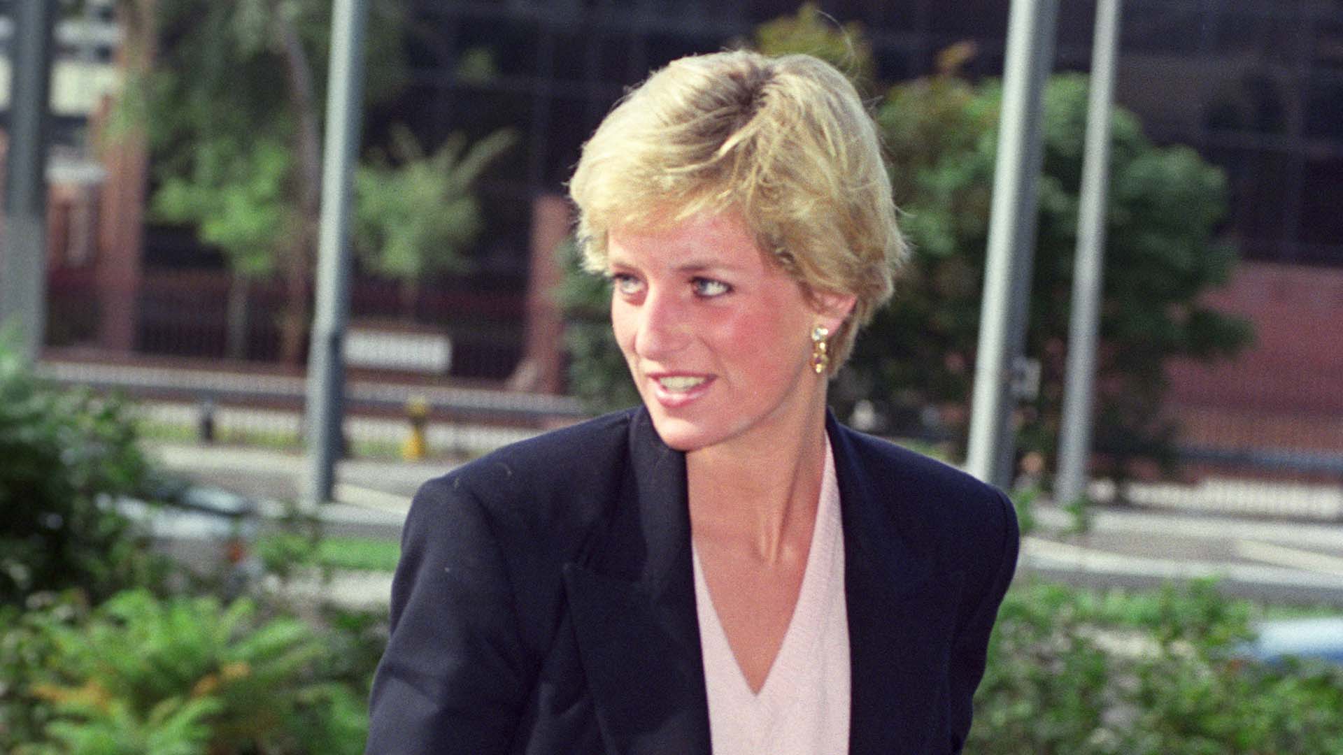 Princess Diana arrives at the Queen's Medical Centre, University of Nottingham, to visit Prince Charles after his operation.