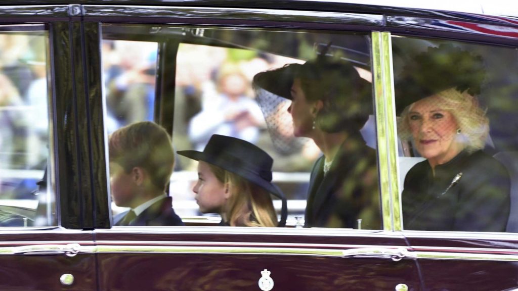 Los pequeños de la familia real se unen por primera vez al funeral de su bisabuela, la reina Isabel