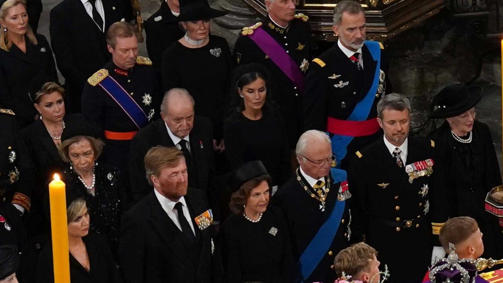 La Reina Letizia, con tocado y pelo suelto, de luto en el funeral de Isabel II