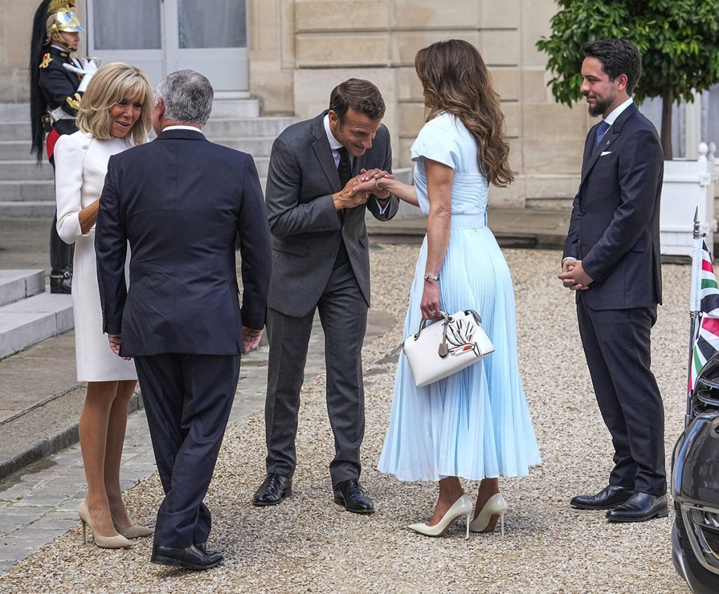 Rania de Jordania seduce de azul cielo en París en su almuerzo con el matrimonio Macron