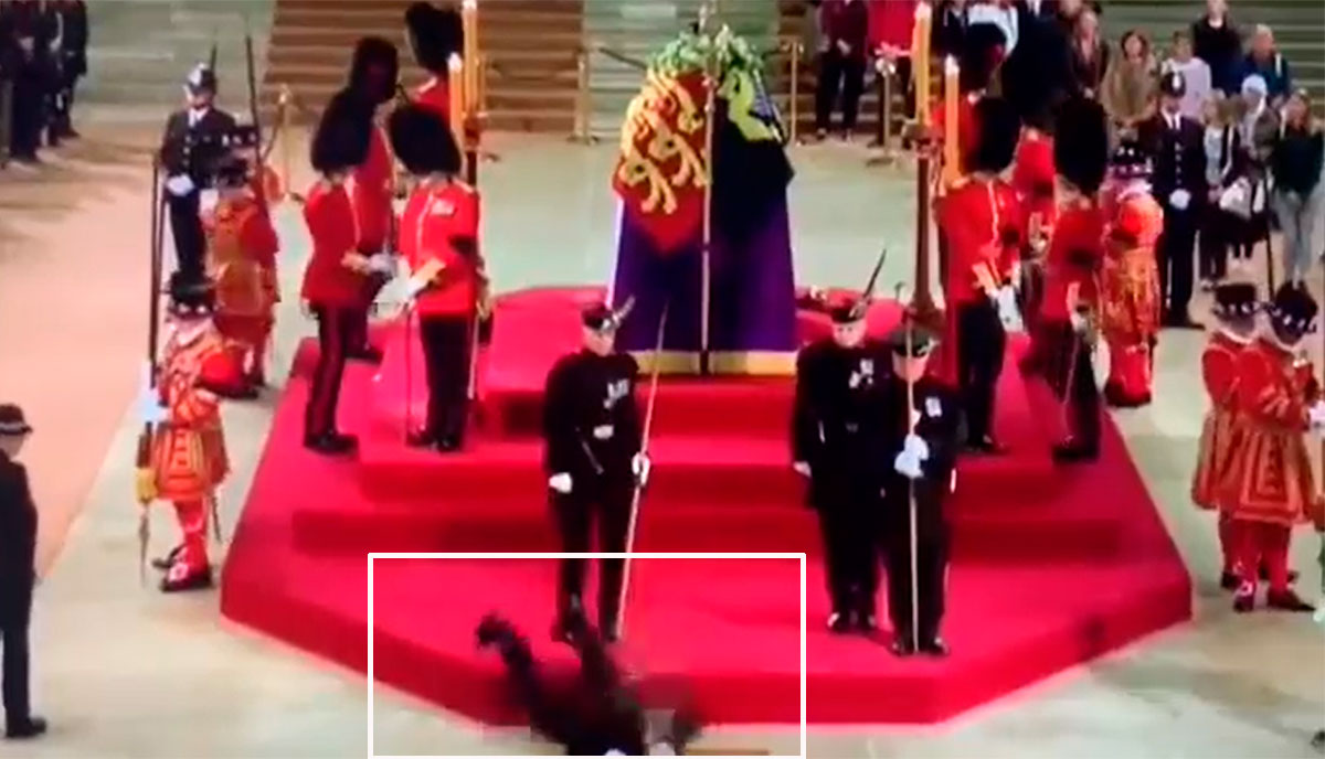 Un guardia cae desplomado mientras custodia el féretro de la reina Isabel en Westminster
