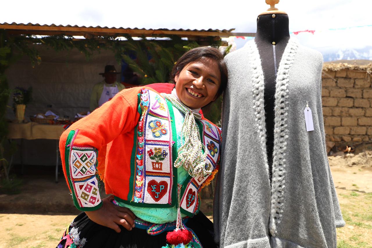 La infanta Cristina reaparece, sonriente y en vaqueros, reaparece en un viaje solidario en Perú