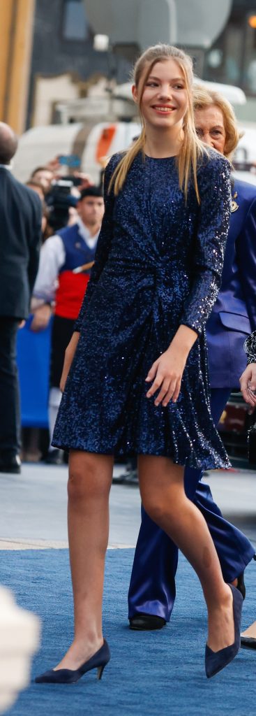 La infanta Sofía, brilla como nunca, con un vestido azul noche cuajado de lentejuelas y coleta 'dosmilera'