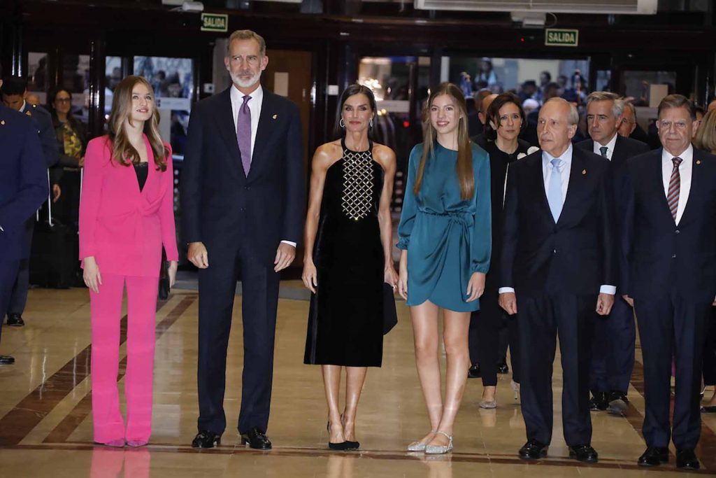 La infanta Sofía, con un vestido cruzado y luciendo piernas, en el Concierto Previo a los Premios Princesa de Asturias