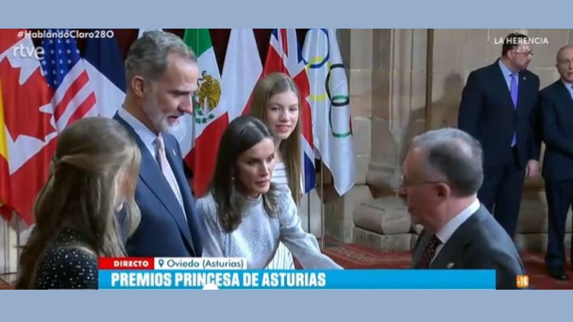 La Reina Letizia corrige a un invitado por no saludar a la Princesa Leonor en los Premios Princesa de Asturias 2022