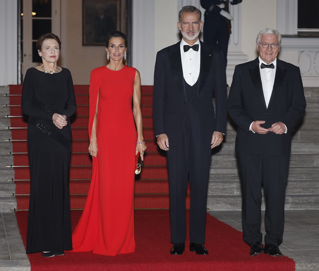 La Reina Letizia, de cena en Berlín con vestido capa, misteriosos rubíes y tacones imposibles