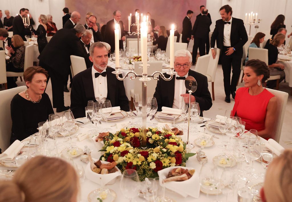 La Reina Letizia, de cena en Berlín con vestido capa, misteriosos rubíes y tacones imposibles