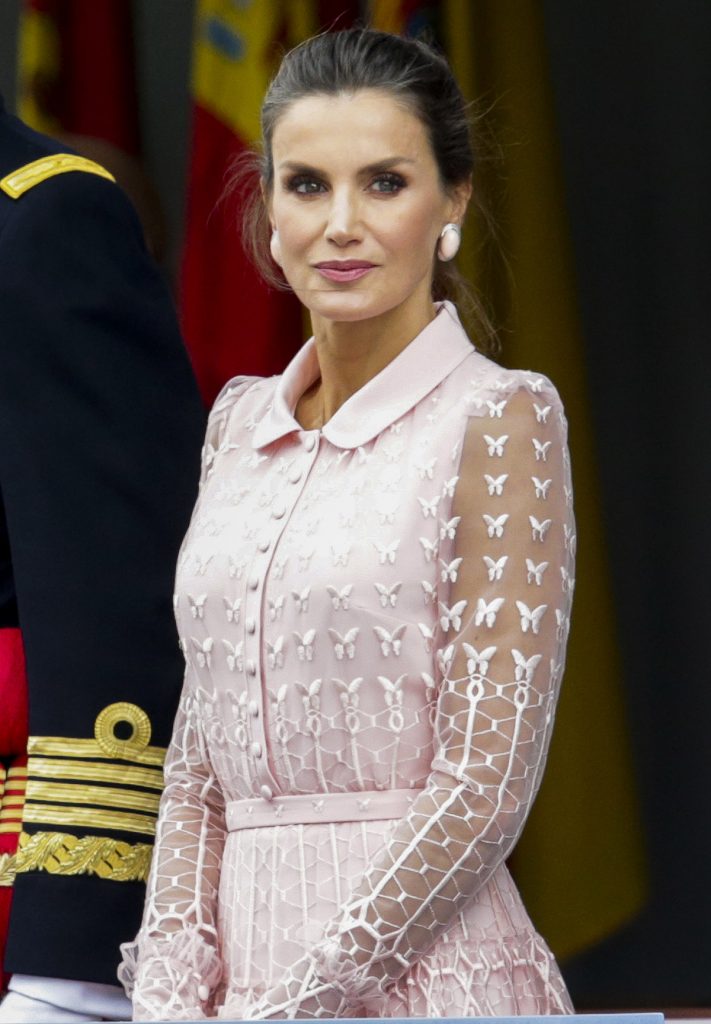 La Reina Letizia, con vestido rosa con cuello bebé y bordado de mariposas, obra de Felipe Varela, en la Fiesta Nacional de 2019 