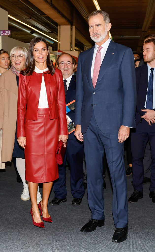 La Reina Letizia se entrega al rock: cuero rojo total para su último día en Alemania