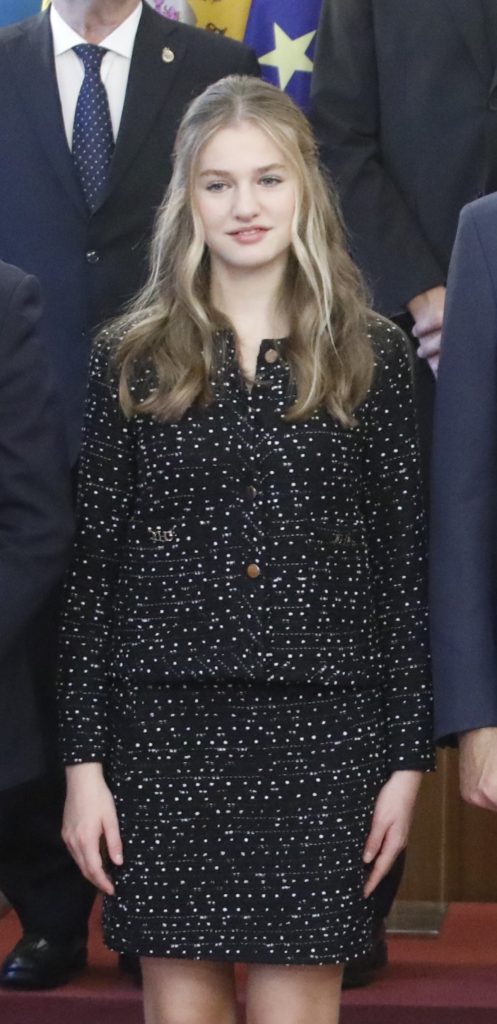 Leonor, fabulosa con chaqueta y minifalda de 'tweed' en la recepción de los Princesa de Asturias