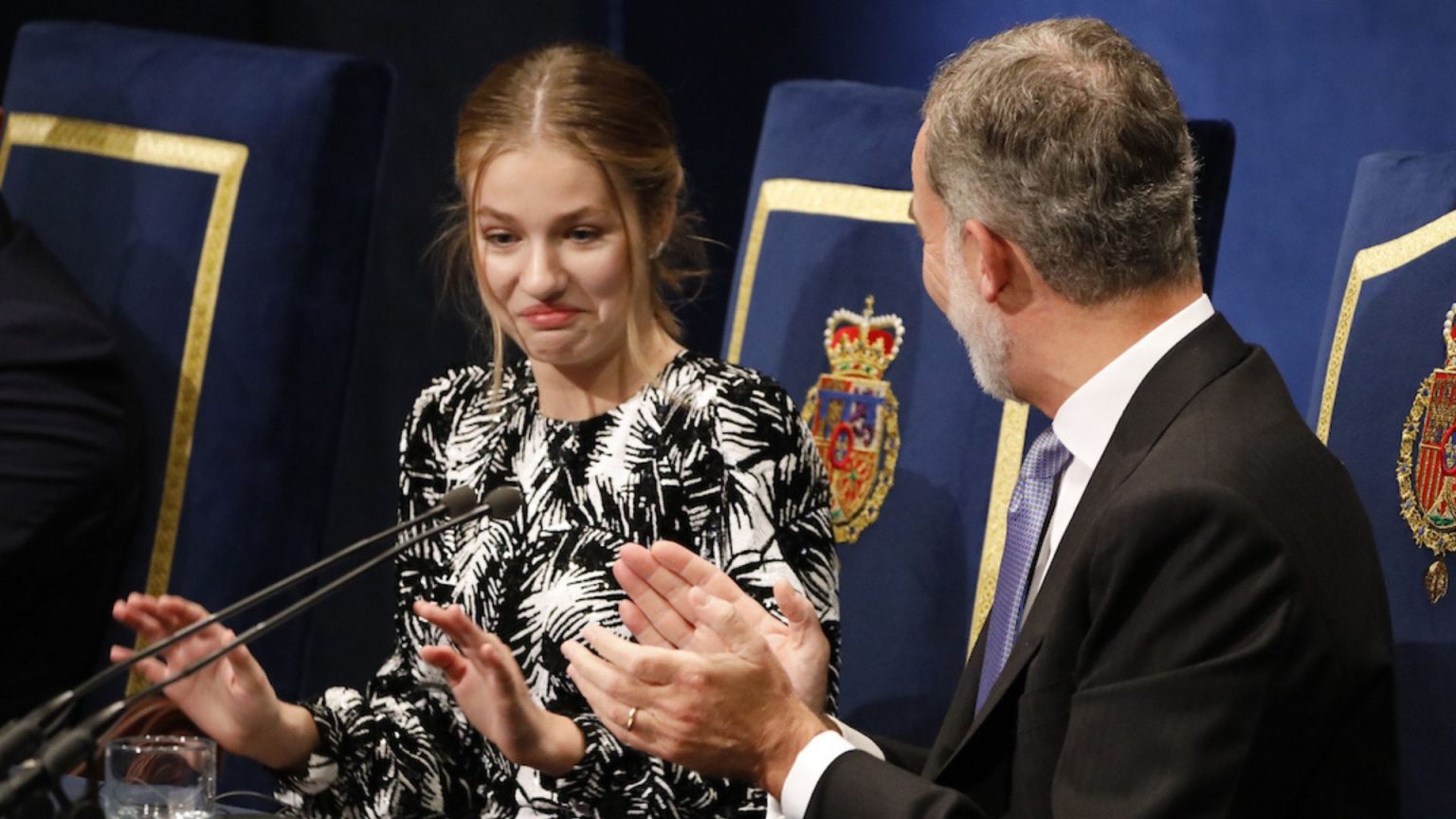 El "no te aplaudas" del rey Felipe VI a la Princesa Leonor en los Premios Princesa de Asturias 2022