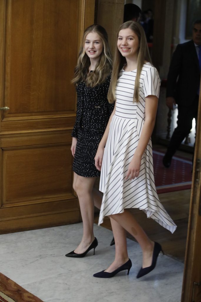La infanta Sofía se lleva a Asturias un vestido blanco de invitada y, se sube a los tacones ¡por primera vez!