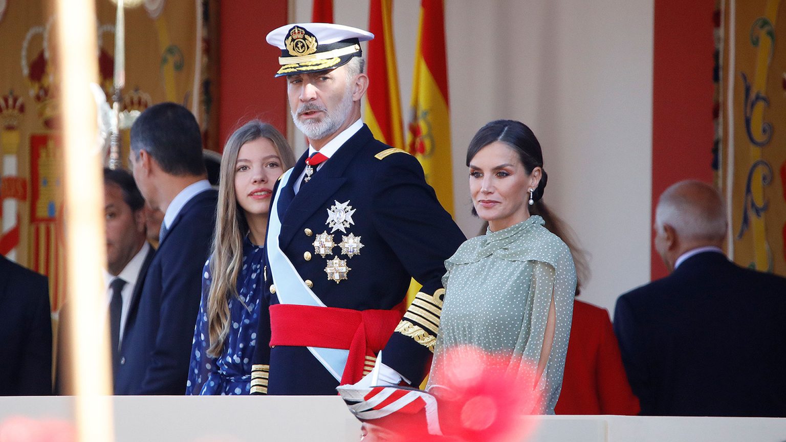 Los Reyes, Felipe y Letizia, junto a su hija, la Infanta Sofía, presiden el desfile de la Fiesta Nacional: todas las imágenes