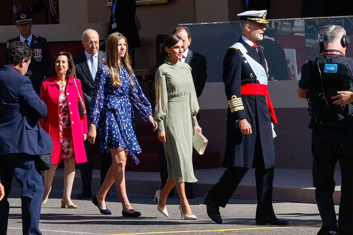 Los Reyes, Felipe y Letizia, junto a su hija, la Infanta Sofía, presiden el desfile de la Fiesta Nacional: todas las imágenes