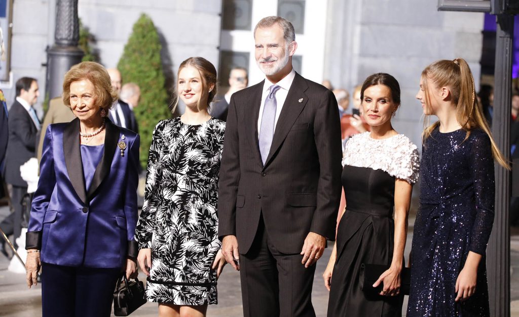 Los Reyes Felipe y letizia, con sus hijas, la Princesa Leonor y la Infanta Sofía, y la Reina Sofía, en los Premios Princesa de Asturias de 2022