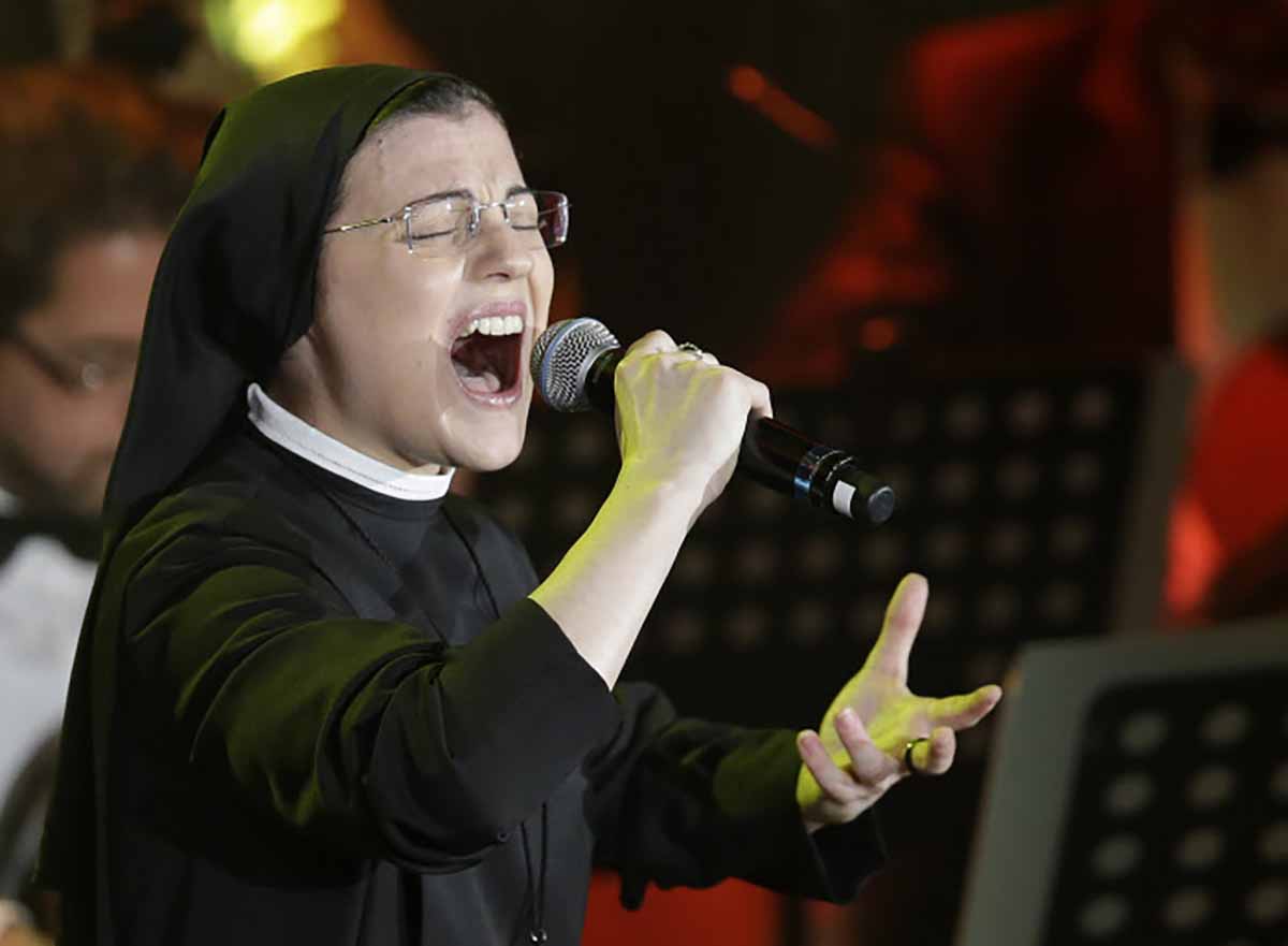 Cristina, la monja que ganó 'La Voz' Italia, cuelga los hábitos y es camarera en España