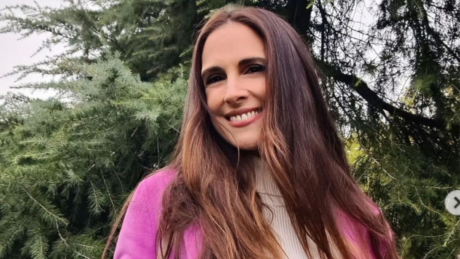 El estilazo de Nuria Fergó en días de lluvia: abrigo rosa y botines con cordones de una marca española