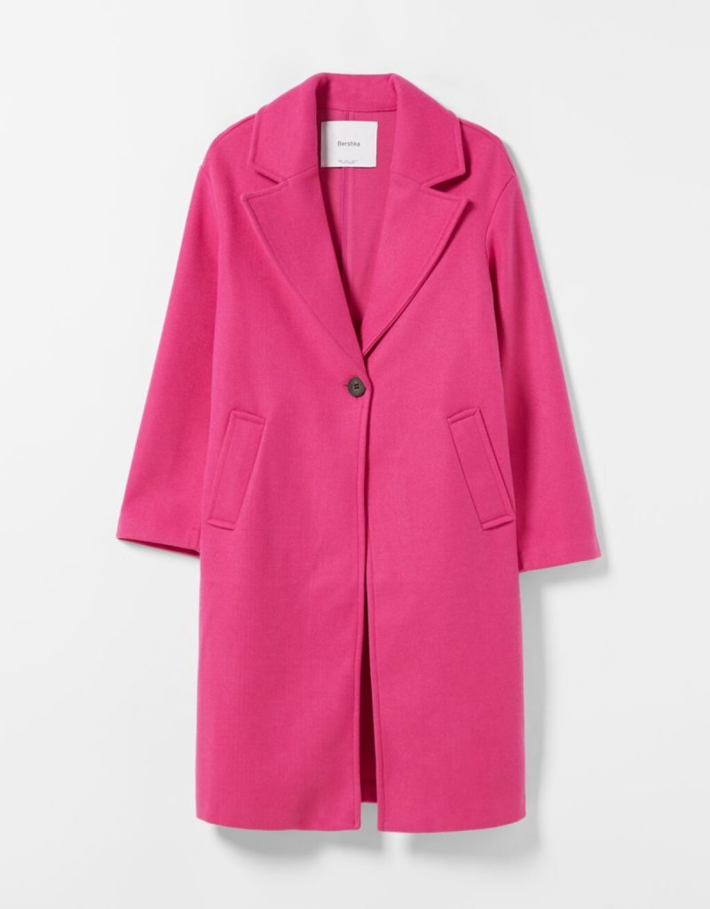 El estilazo de Nuria Fergó en días de lluvia: abrigo rosa y botines con cordones de una marca española