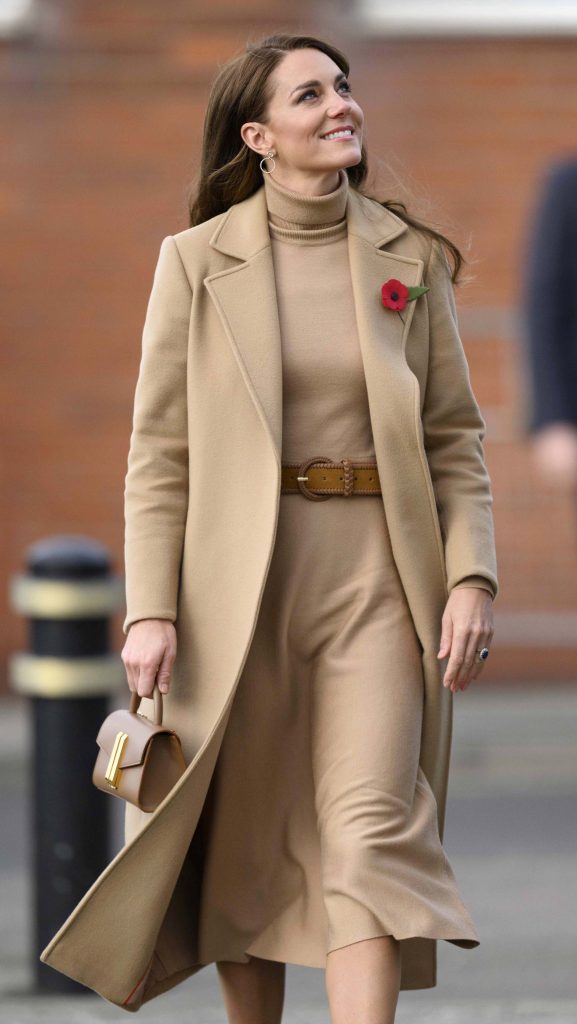 Kate Middleton reaparece con el perfecto look de otoño en camel