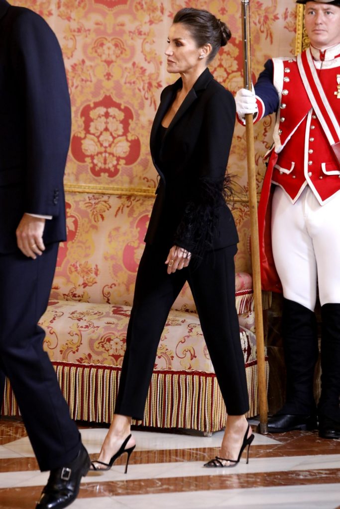 La Reina Letizia deslumbra a todos al recuperar su traje de plumas negro más elegante y sobrio