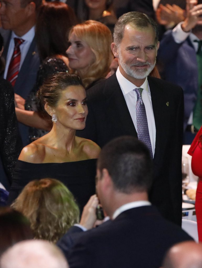 La Reina Letizia impacta de gala con escote Bardot y mules joya