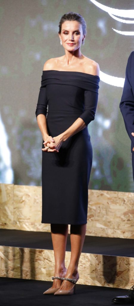 La Reina Letizia impacta de gala con escote Bardot y mules joya