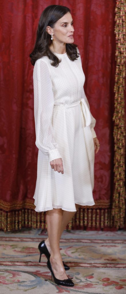 La Reina Letizia recuerda a la Infanta Sofía con su vestido blanco en el Palacio Real