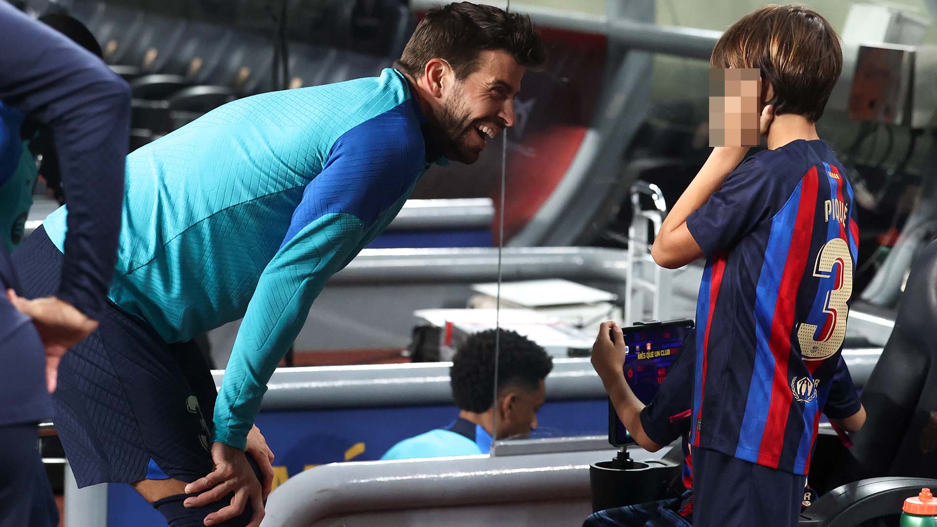 The soccer player Gerard Pique with his children in his last match at FC Barcelona, November 5, 2022