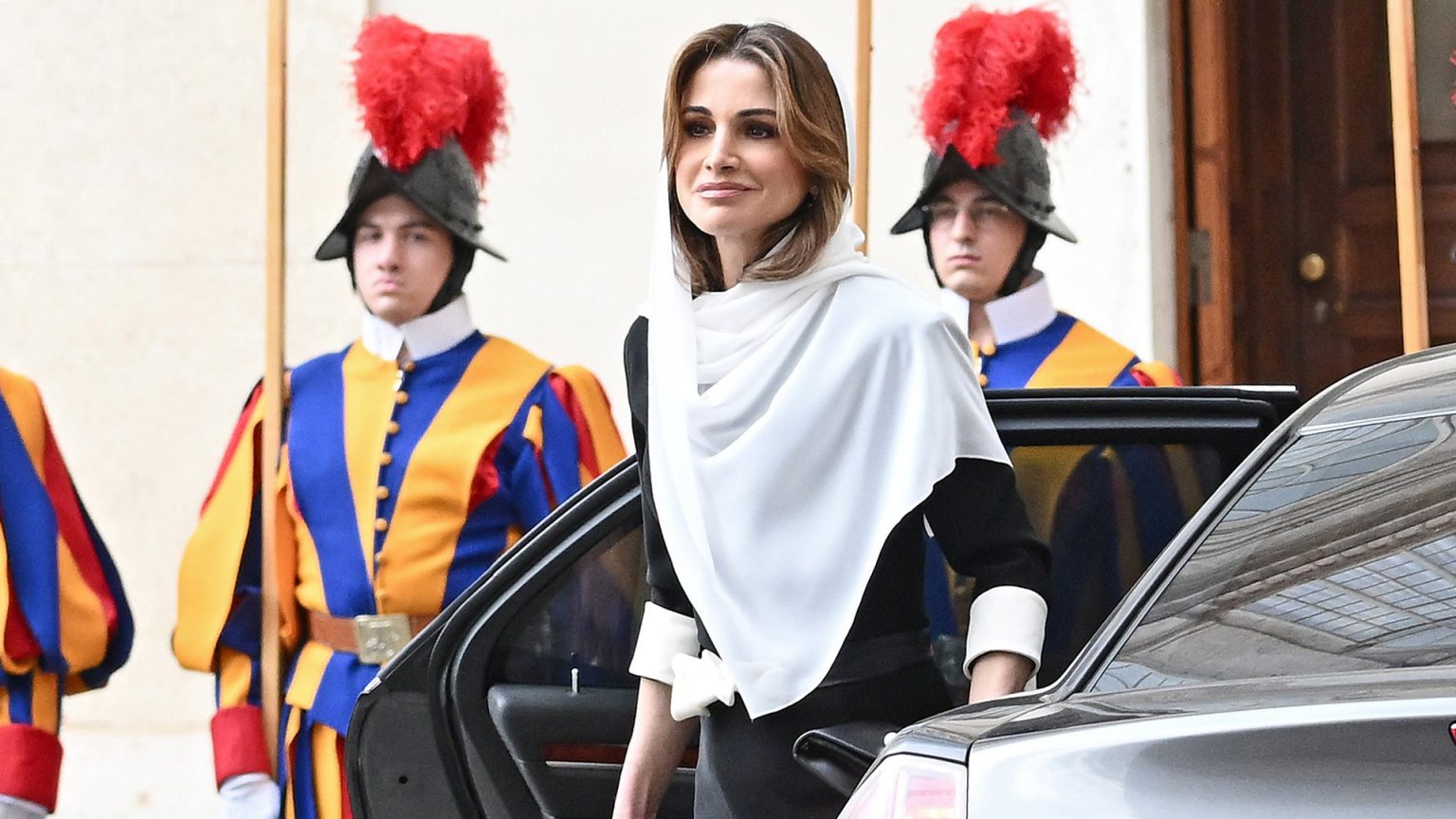 Rania de Jordania se cubre con velo blanco ante el Papa Francisco