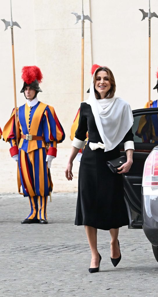 Rania de Jordania se cubre con velo blanco ante el Papa Francisco