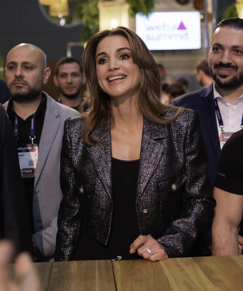 Rania de Jordania lleva en Lisboa la chaquetilla torera más deseada