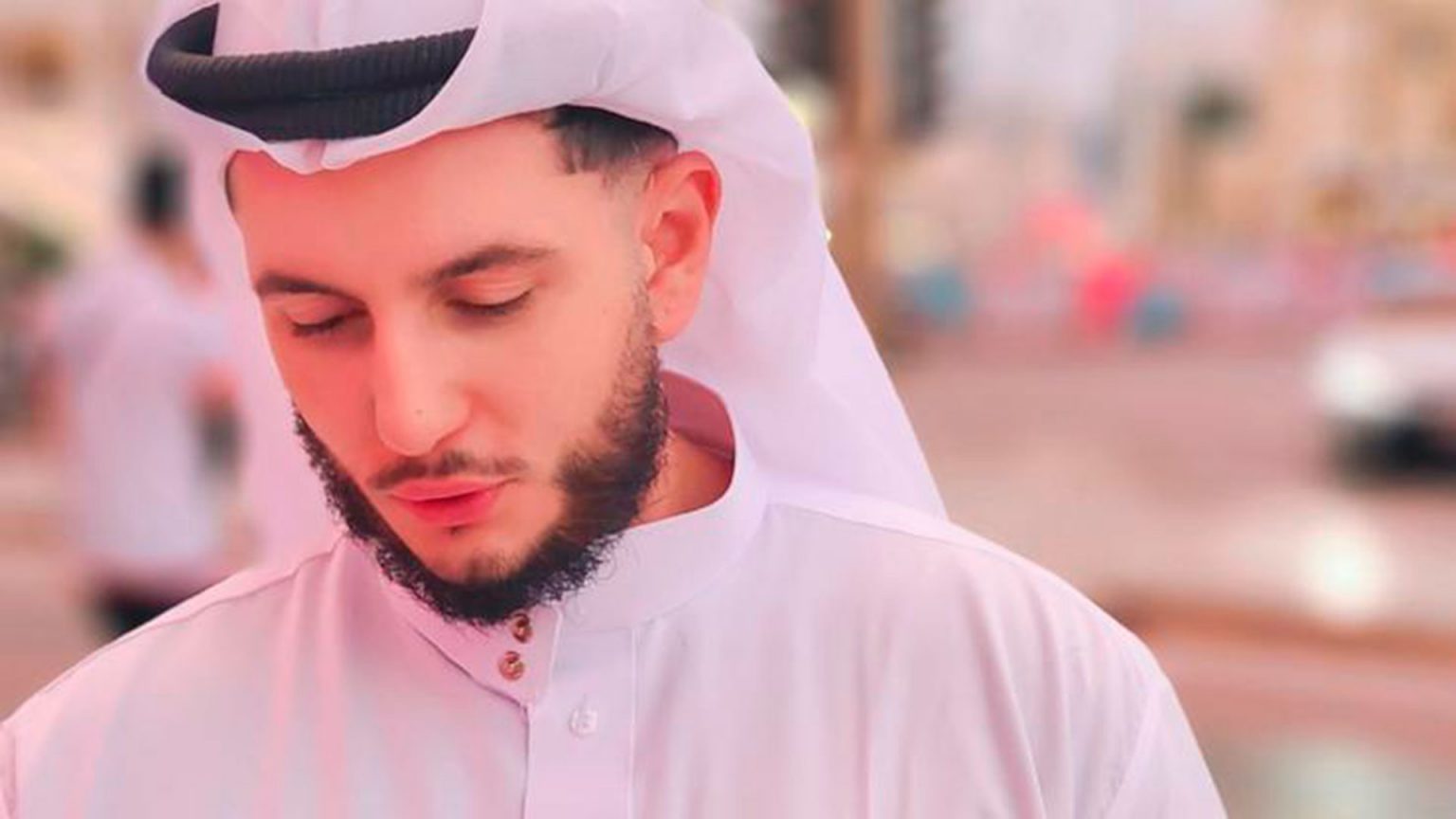 Omar Montes la lía en Qatar al grito de “¡Viva el amor libre!”