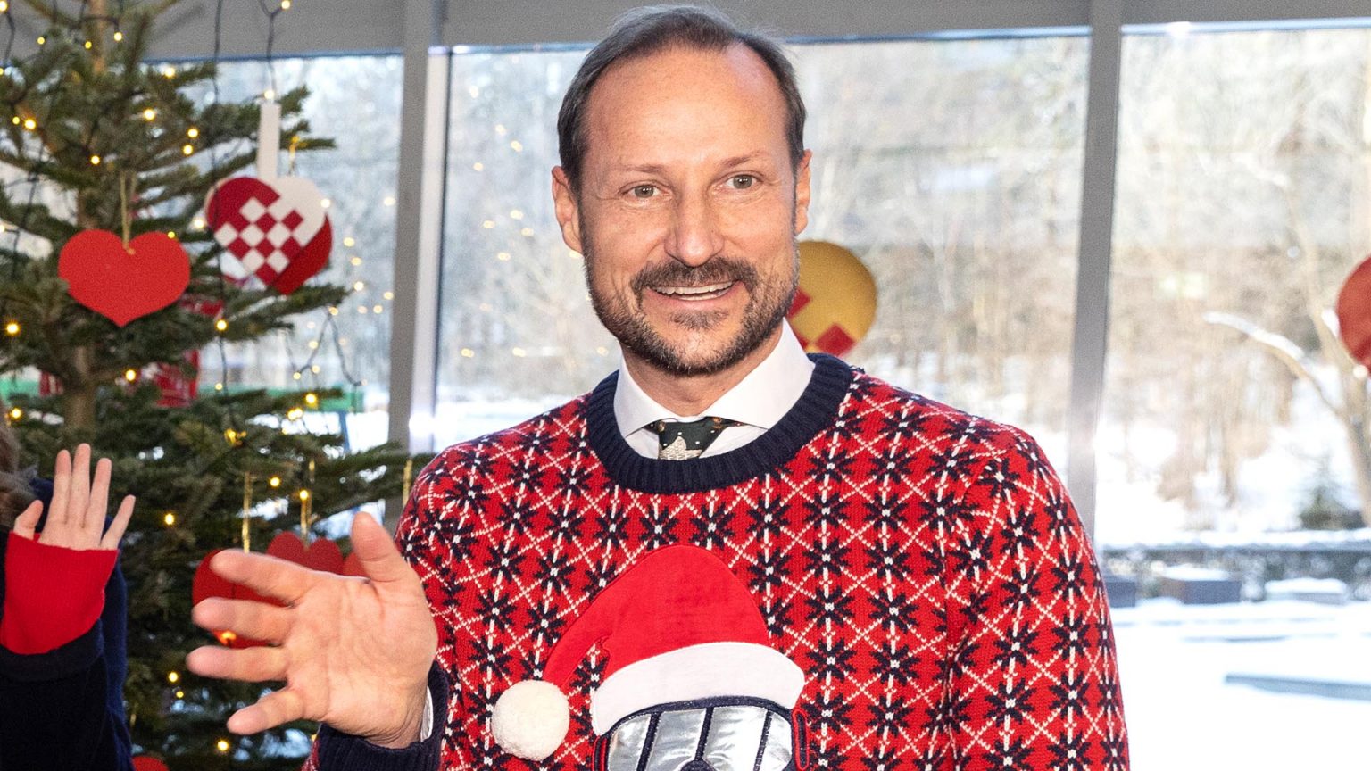 Haakon de Noruega levanta pasiones con su jersey más 'feo'