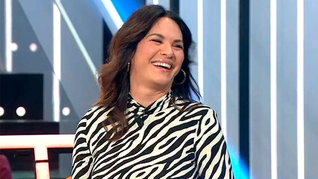 Fabiola Martínez muy sonriente en televisión
