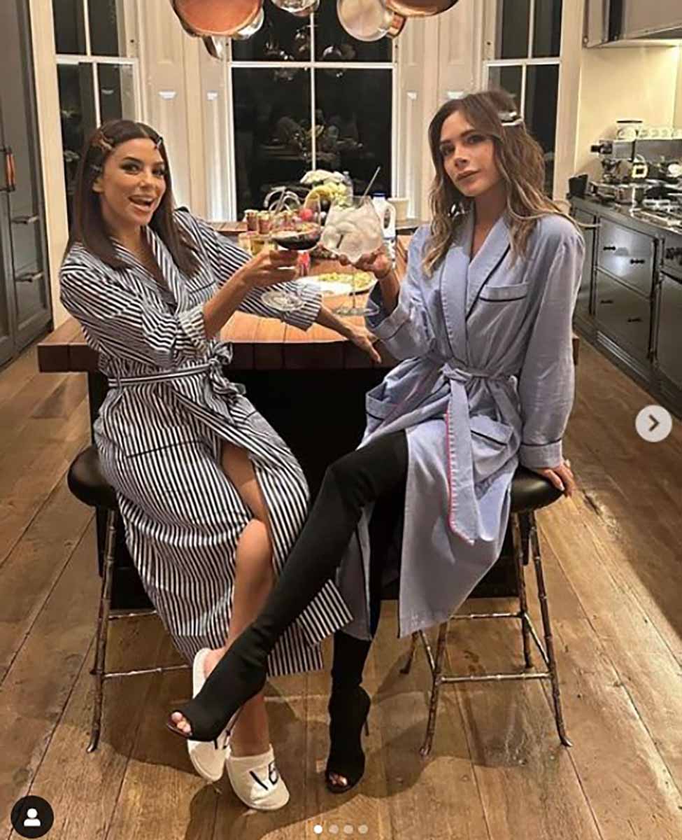 Eva Longoria y Victoria Beckham revolucionan las redes con su 'pijama party'