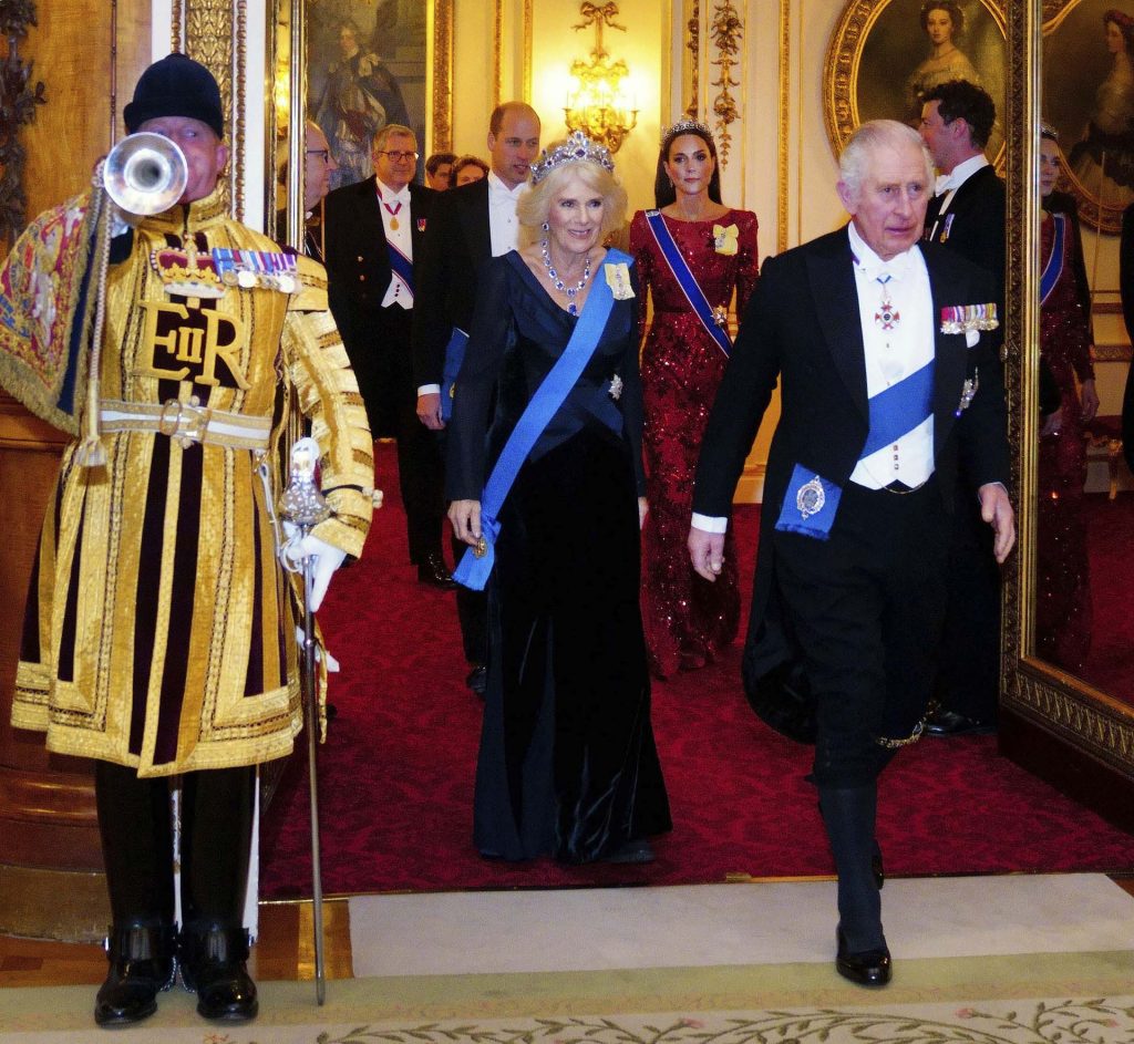 Gestos de preocupación en los 'royals' británicos ante las bombas de los duques de Sussex