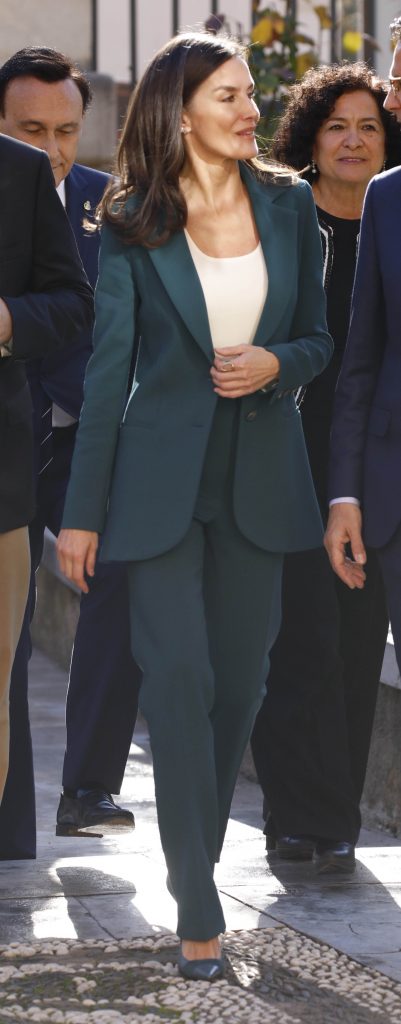 La Reina Letizia en Granada: un traje sastre impecable es su mejor comodín
