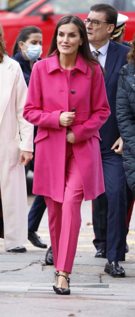 La Reina Letizia estrena un abriguito rosa que es un primor