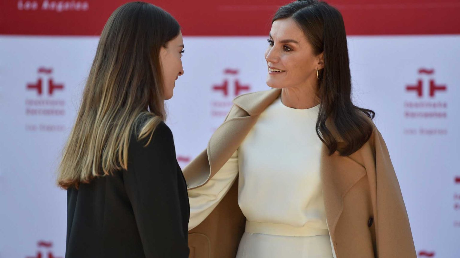 María Valverde elige un look clásico y sobrio para no eclipsar a Letizia