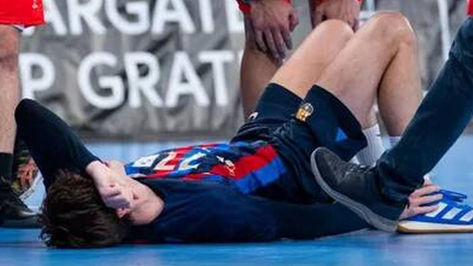 Pablo Urdangarin sufre un accidente en pleno partido y termina en muletas y con el pie vendado