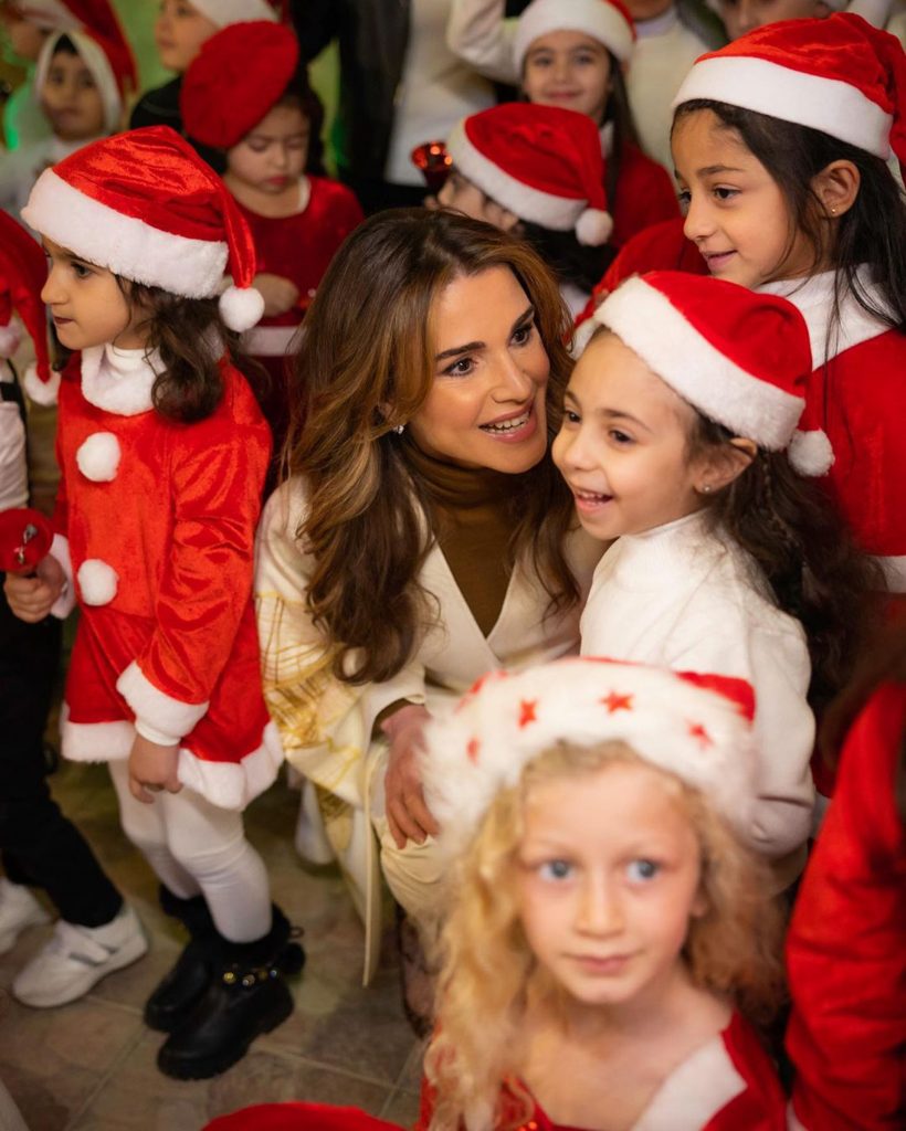 Rania de Jordania felicita la Navidad reivindicando a las 'Niñas Noel'