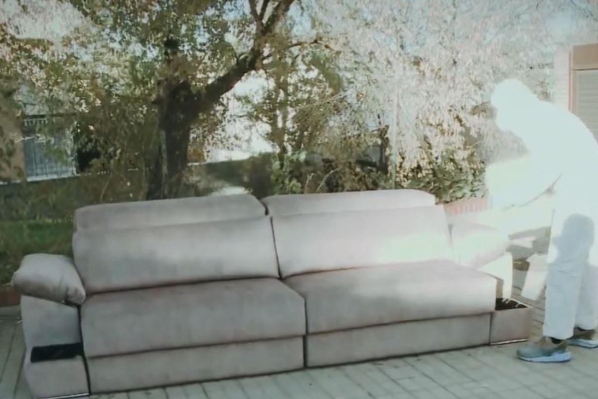 'Sálvame' analiza la funda del sofá en el que durmieron Alba Carrillo y Jorge Pérez