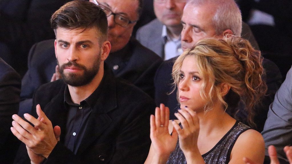 Gerard Piqué y Shakira aplaudiendo.
