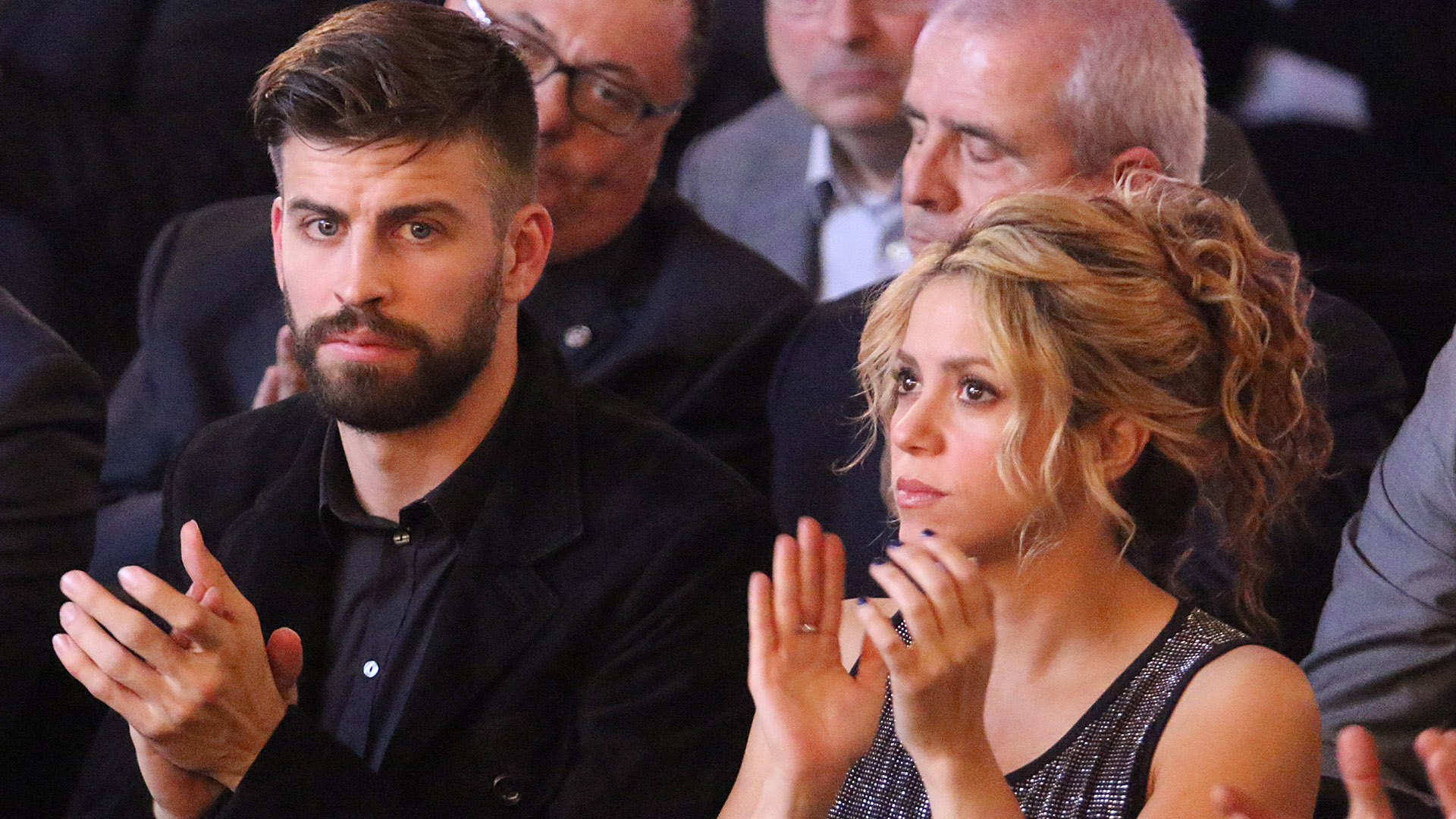 Gerard Piqué y Shakira aplaudiendo.