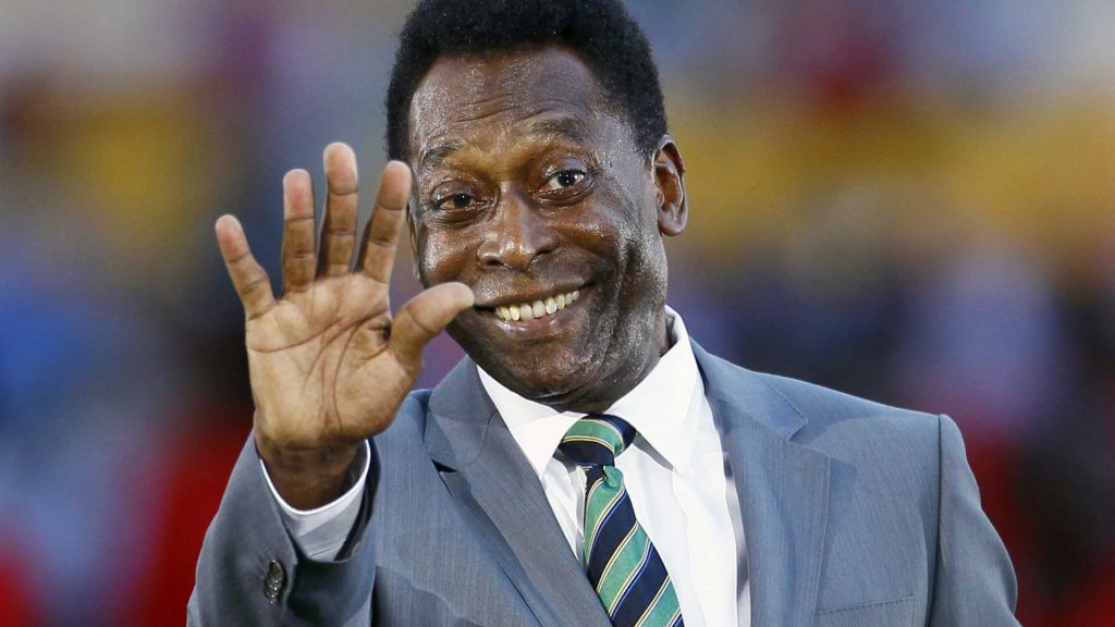 Pelé saludando a cámara.