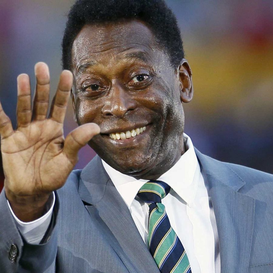 Pelé saludando a cámara.